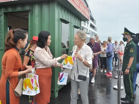 Tàu biển du lịch Le Lapérouse đưa 200 du khách đến Đà Nẵng