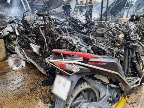 Cháy nhà để xe công ty, hàng trăm xe máy bị thiêu rụi