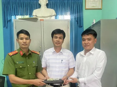 Cán bộ xã trao trả gần 60 triệu cho du khách bỏ quên