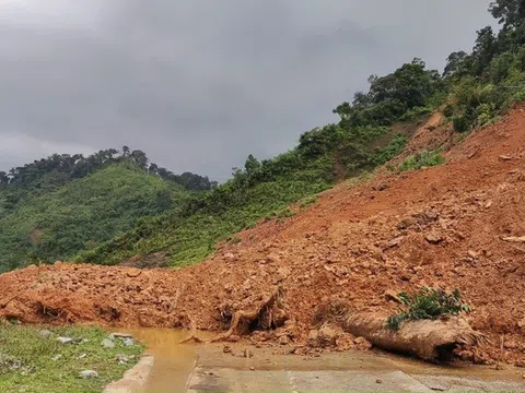 Sạt lở nghiêm trọng chia cắt tuyến đường Hồ Chí Minh