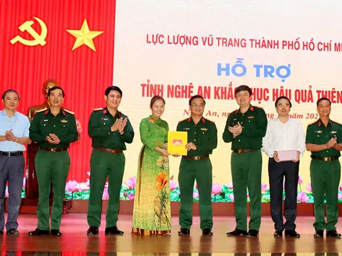 Lực lượng vũ trang thành phố Hồ Chí Minh trao 500 triệu đồng hỗ trợ người dân Nghệ An khắc phục hậu quả do mưa lũ