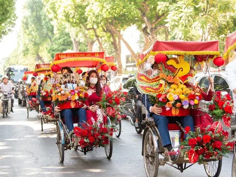 Dàn xe xích lô mui trần trong lễ ăn hỏi con trai bầu Hiển