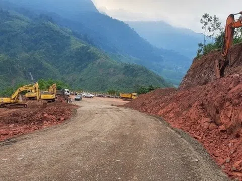 Đã khắc phục sạt lở, thông tuyến quốc lộ "độc đạo" lên cửa khẩu La Lay, Quảng Trị