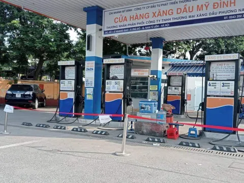 Cây xăng dán biển “hết hàng”, gian thương “chặt chém”