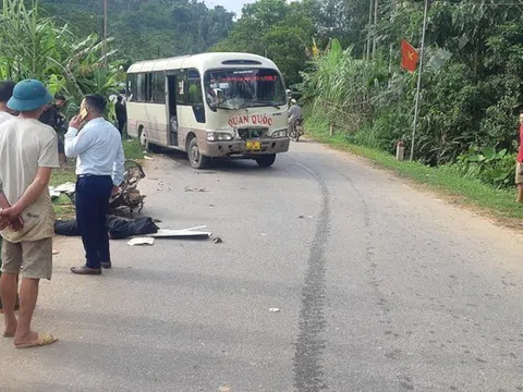 Ô tô va chạm với xe máy khiến 2 người thương vong