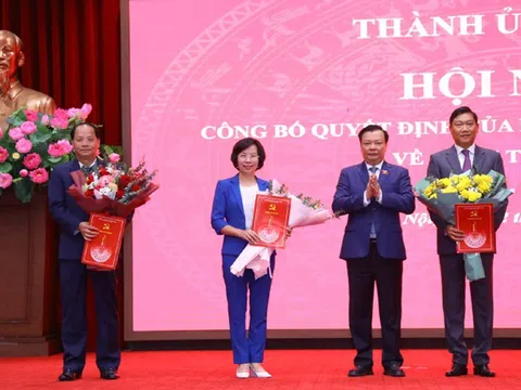 Bí thư Thành ủy Hà Nội Đinh Tiến Dũng trao 3 quyết định về công tác cán bộ