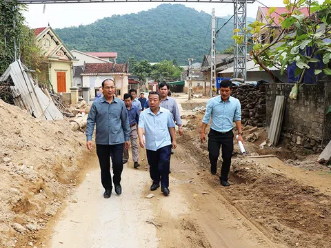 Phó Chủ tịch UBND tỉnh Nguyễn Văn Đệ kiểm tra công tác khắc phục hậu quả thiên tai và triển khai công tác tái định cư trên địa bàn huyện Kỳ Sơn