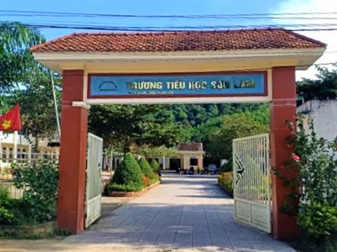 Hà Tĩnh: Sẽ xử lý hiệu trưởng gọi tên học sinh chưa đóng bảo hiểm trước trường