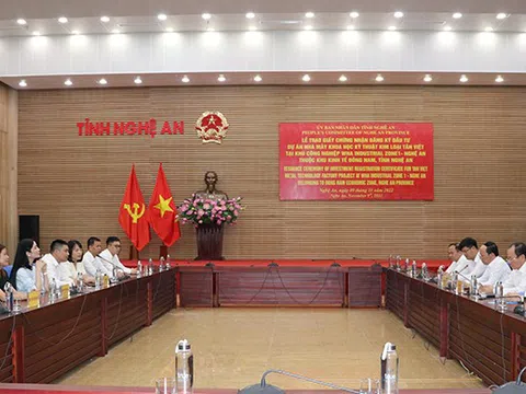 Nghệ An: Trao Giấy chứng nhận đăng ký đầu tư dự án Nhà máy Khoa học kỹ thuật Kim loại Tân Việt