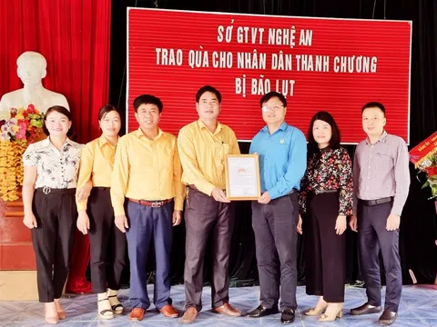 Sở GTVT Nghệ An: Trao quà hỗ trợ Nhân dân Thanh Chương bị thiệt hại tài sản do lũ lụt