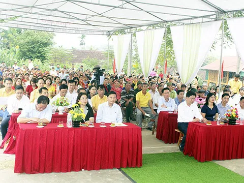 Phó Chủ tịch Thường trực UBND tỉnh Lê Hồng Vinh dự Ngày hội Đại đoàn kết tại thôn Hùng Thành, xã Thành Sơn (huyện Anh Sơn)