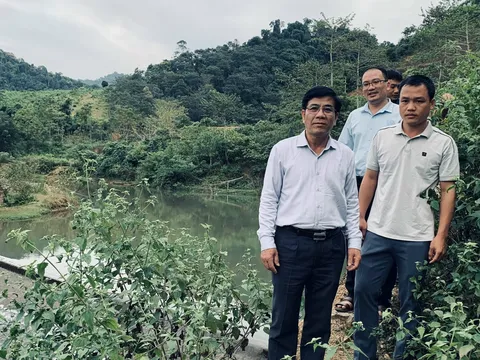 Nghệ An: Chủ tịch UBND huyện đi kiểm tra tuyến đường vào khu sản xuất của người dân bản Chà Hìa, xã Xiêng My