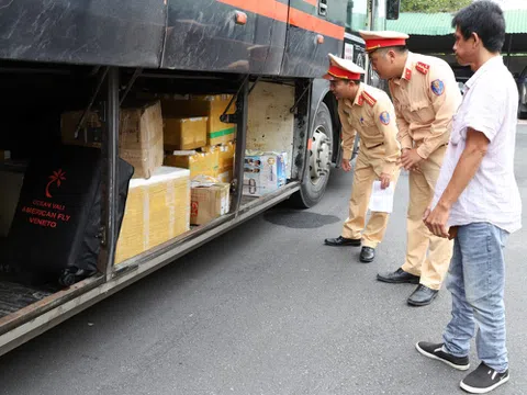 Hà Tĩnh: Phòng CSGT phát hiện xe khách vận chuyển gỗ trái phép