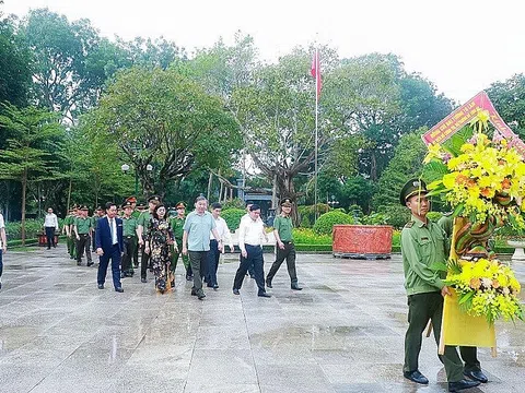 Bộ trưởng Bộ Công an dâng hương tưởng niệm Chủ tịch Hồ Chí Minh tại Khu Di tích Quốc gia đặc biệt Kim Liên