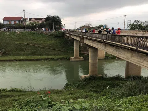 Nghệ An: Xe bán tải lật nhào xuống chân cầu cao 30m, tài xế may mắn thoát ch.ết