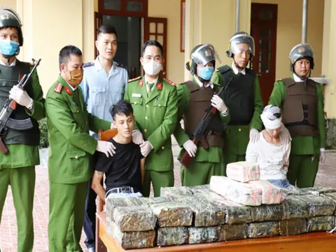 Bắt quả tang ô tô chở 45 kg ma túy trên đường Hà Tĩnh