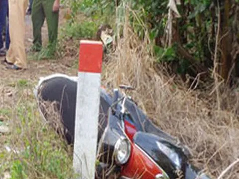 Nghệ An: 2 thanh niên t.ử vo.ng khi xe máy chở 3 lao vào cột mốc