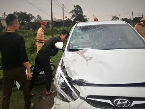 Hà Tĩnh: Truy tìm tài xế ô tô kéo lê xe máy khiến 2 cô giáo mầm non t.ử v.ong