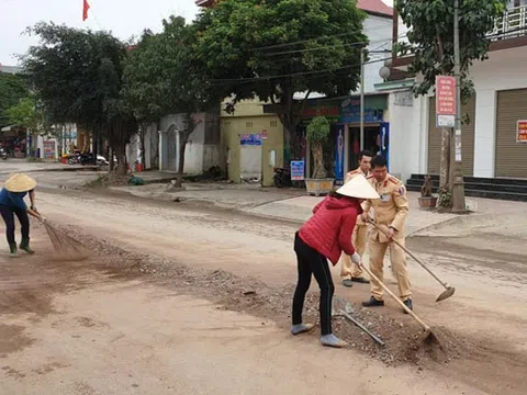 Hình ảnh đẹp: CSGT Nghệ An cùng nhân dân dọn sạch khối lượng lớn đất, đá trên quốc lộ đảm bảo giao thông