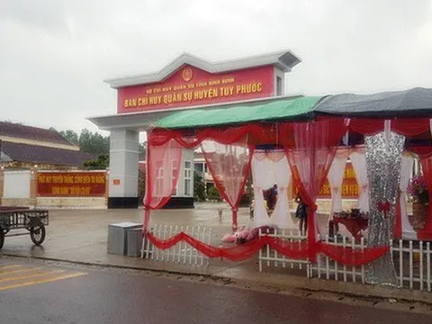 Cho dựng rạp cưới trước cổng cơ quan quân sự vì... gia đình khó khăn