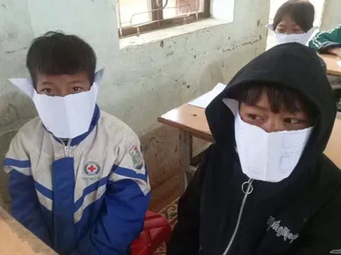 Đăng ảnh học sinh đeo khẩu trang giấy: Có đáng bị phê bình?