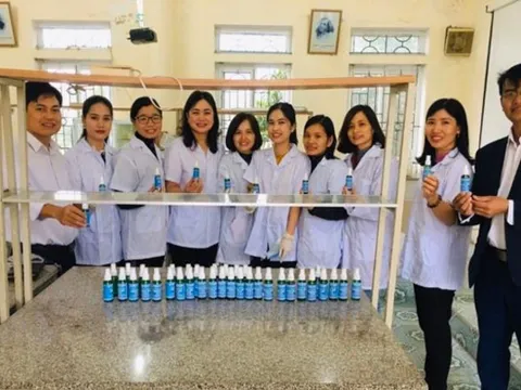 Hà Tĩnh: Giáo viên trường huyện chế dung dịch sát khuẩn phòng dịch Covid-19