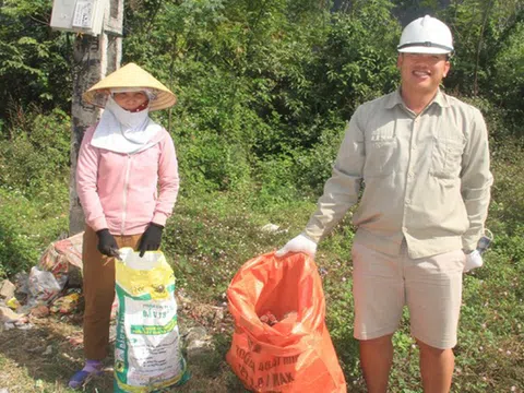 Cặp vợ chồng cặm cụi thu gom rác thải ở vùng quê Nghệ An