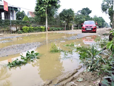 Hà Tĩnh: Dân rải gốc cây, đá ngăn ô tô tải "cày nát" đường