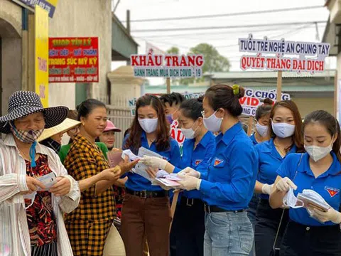 Đoàn thanh niên Nghệ An phát khẩu trang miễn phí tại các điểm công cộng