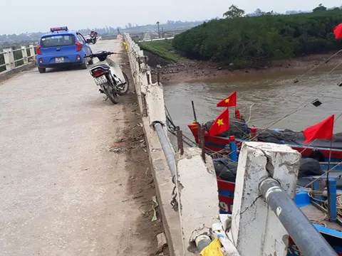 Ngư dân chằng buộc tàu thuyền gây mất an toàn cầu Diễn Kim (Nghệ An)