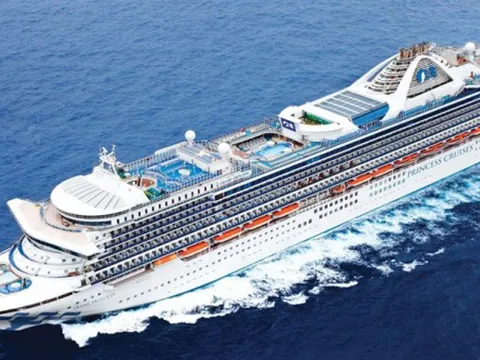 Mỹ: Hành khách nhiễm Covid-19 ch-ết, du thuyền chở 3.500 người lênh đênh ngoài khơi