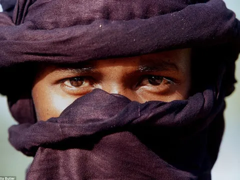 Kỳ lạ bộ lạc đàn ông phải chính chuyên, phụ nữ nhiều bạn tình càng danh giá