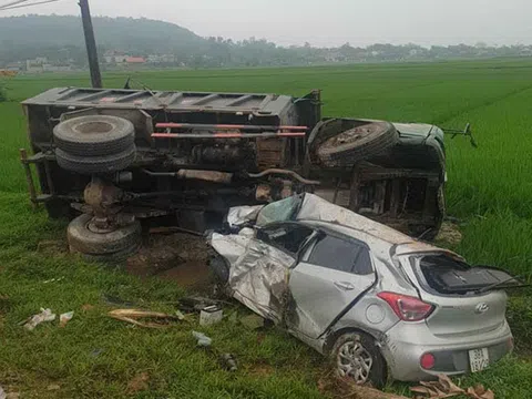 Hà Tĩnh: Tông nhau trực diện, hai xe lao xuống đường nát vụn