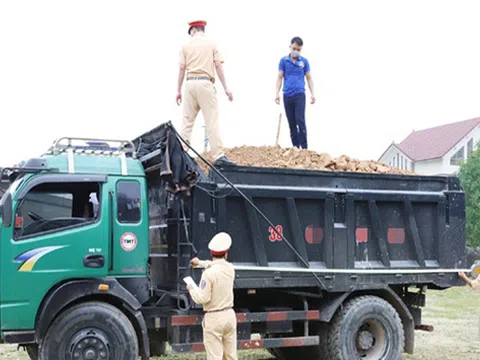 Hà Tĩnh: Phạt 100 triệu đồng đoàn xe chở quá khổ, quá tải