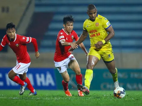 Lê Tấn Tài bị cô lập, Hà Tĩnh lộ mặt đội yếu nhất V.League