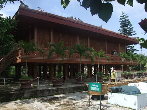 Hai “câu đối” trong đền Chín Gian ở Quế Phong - Nghệ An