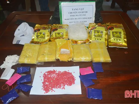 Dùng xe máy chở 5kg ma túy đá, 30 nghìn viên hồng phiến trên QL 8A ở Hà Tĩnh