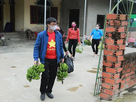 Hà Tĩnh: Giảng viên đại học gom nhu yếu phẩm phục vụ cho gần 1.000 người trong khu cách ly