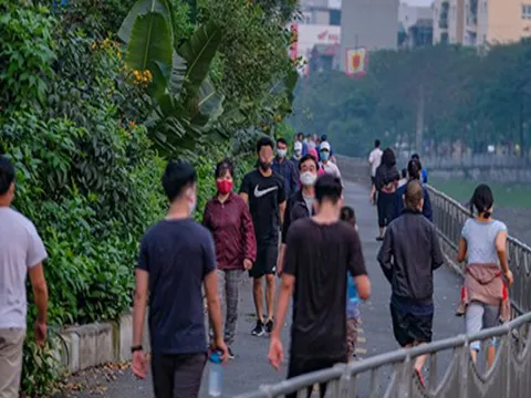 Mặc kệ chỉ thị, người dân kéo nhau ra bờ sông Tô Lịch tập thể dục giữa mùa "cách ly xã hội"
