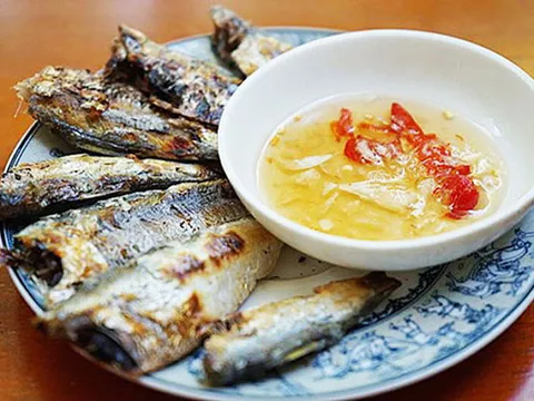 Thơm nức mũi món cá trích nướng Cửa Lò – Mặn mòi hương vị biển cả