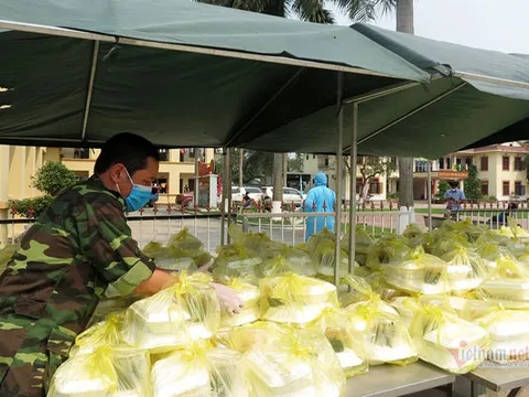 Bộ đội nấu cháo cho trẻ em trong khu cách ly ở Nghệ An