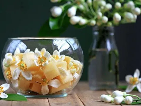 Hoa bưởi không chỉ giúp mẹ làm đẹp, chưng với gừng sẽ thành bài thuốc trị ho cho con hiệu quả