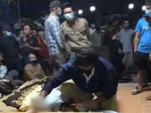 Ngã thi-ệt mạ-ng khi giằng co với công an, người nhà đưa t-h.i t.h-ể lên trụ sở xã