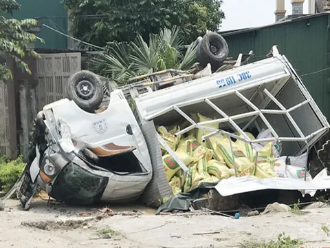 Hà Tĩnh: Xe tải “chỏng vó” lên trời, tài xế may mắn thoát nạn