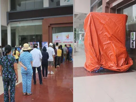 Có cả người đi ô tô, đeo vàng đến nhận, "ATM gạo" ở Hà Tĩnh phải tạm dừng