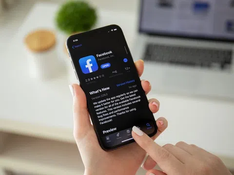 Facebook với giao diện đen huyền bí chuẩn bị "cập bến", người dùng iPhone và iPad sẽ được trải nghiệm đầu tiên