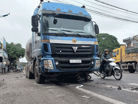 Nghệ An: Tai nạn liên hoàn tại ngã tư, cụ ông bị xe container tông tử vong