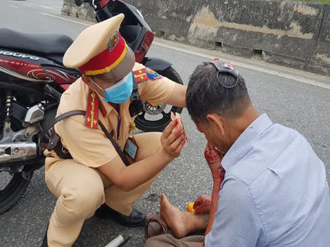 Nghệ An: Xúc động hình ảnh chiến sỹ CSGT cầm máu cho người dân trên đường