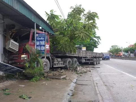 Nghệ An: Xe đầu kéo tông sập nhà dân lúc nửa đêm, lái xe nhập viện