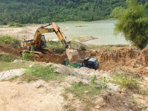 Nghệ An: "Đất tặc" ngang nhiên lộng hành, chính quyền đi bắt lại "mất dấu"?